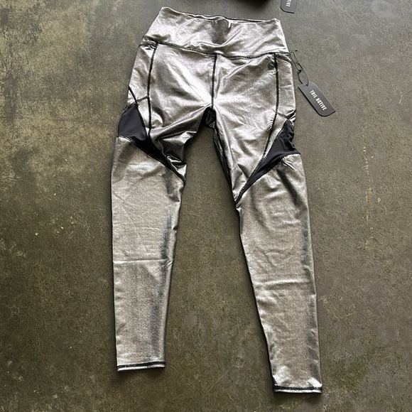 New shiny silver workout set top sz S pant s sz M - Picture 4 of 4